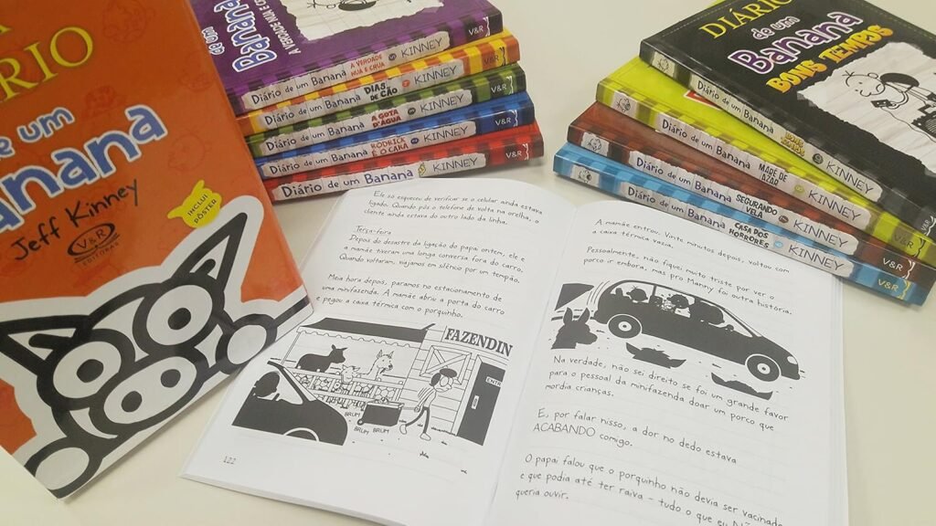 Coleção de livros da série "Diário de um Banana" dispostos em uma mesa, exibindo capas coloridas e ilustrações características, representando o universo divertido e cativante criado por Jeff Kinney.